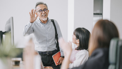 Duzen oder Siezen im Job: Was ist in Österreich üblich?
