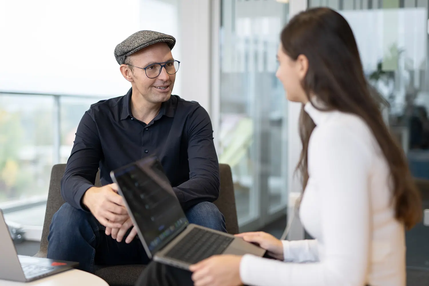 Zwei Personen in Meeting