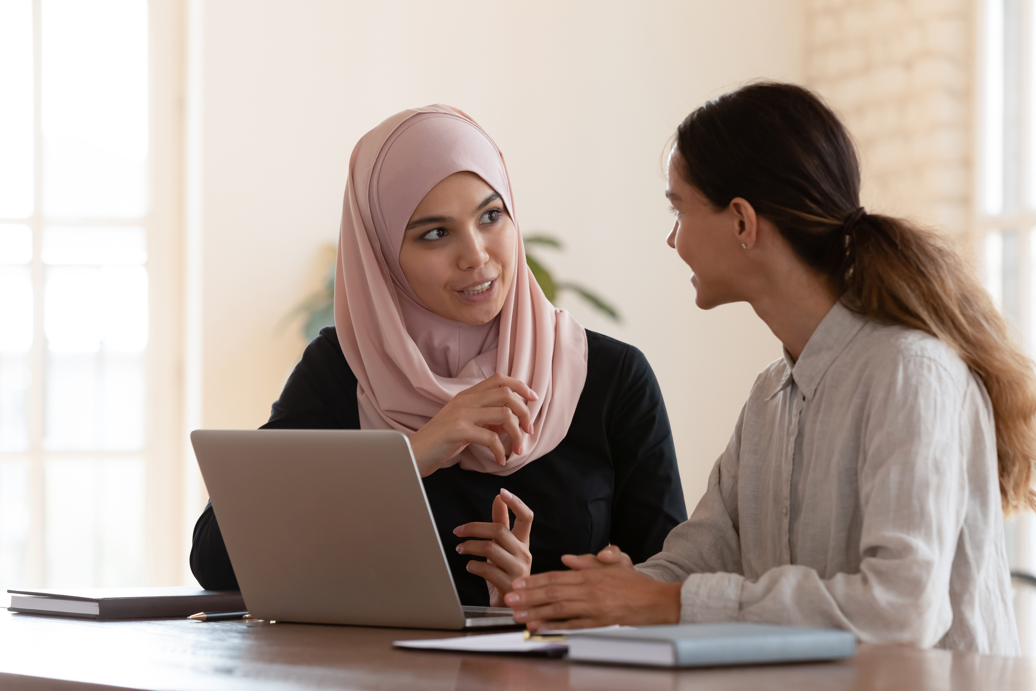 Projekt, dass Frauen mit Fluchterfahrung beim Einstieg in den Arbeitsmarkt untertsützt