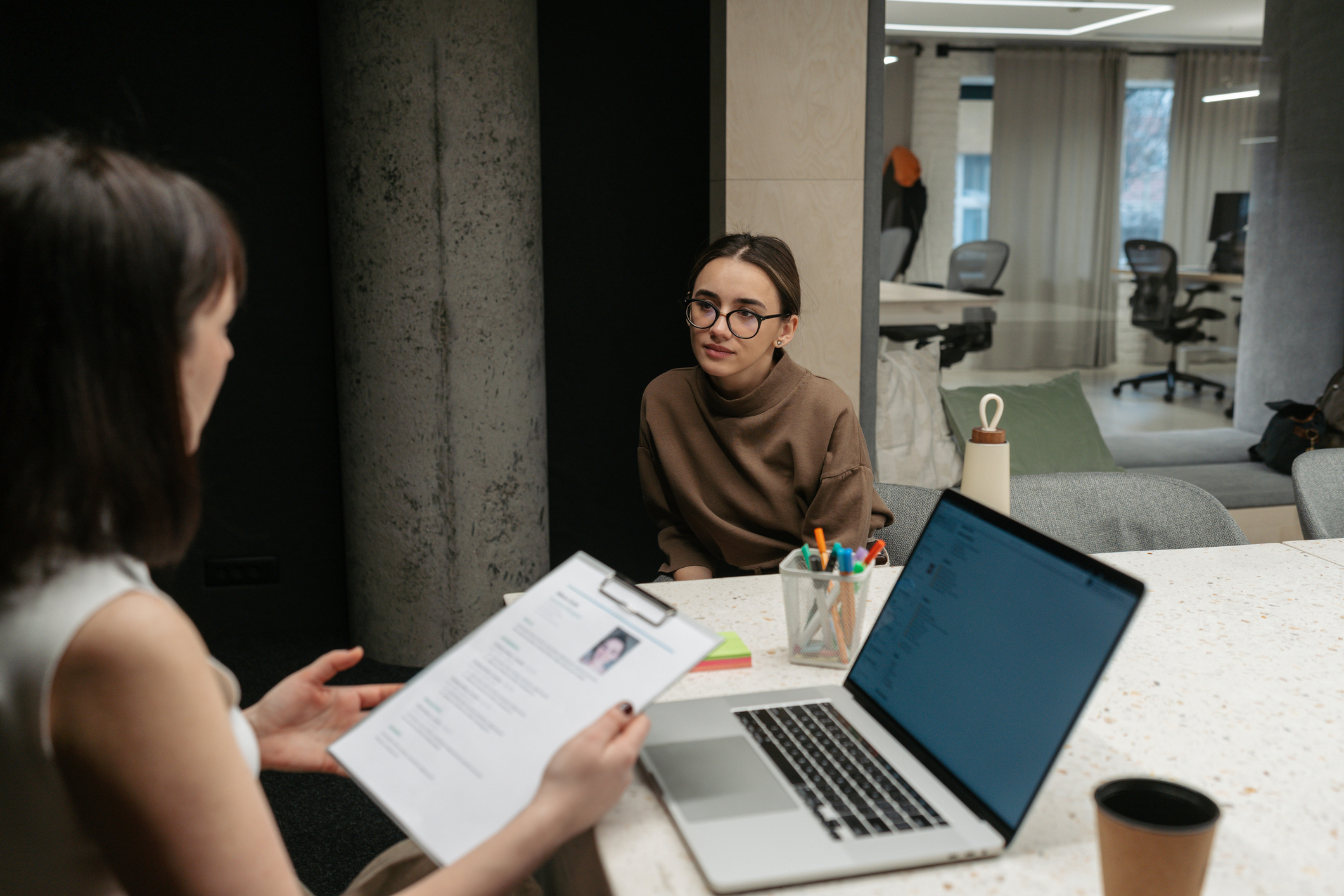 Präsentiere dich im Bewerbungsgespräch selbstbewusst und authentisch.